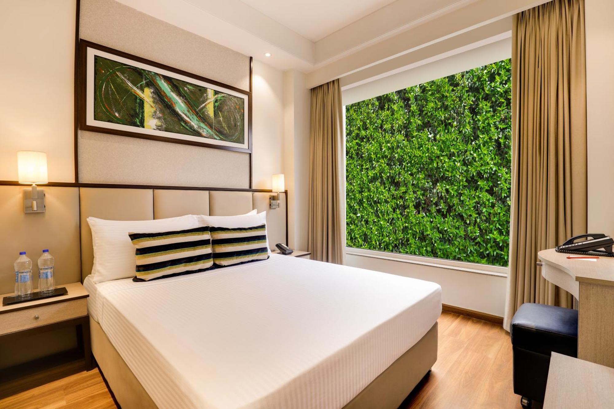 Sandal Suites By Lemon Tree Hotels Noida Exterior photo
